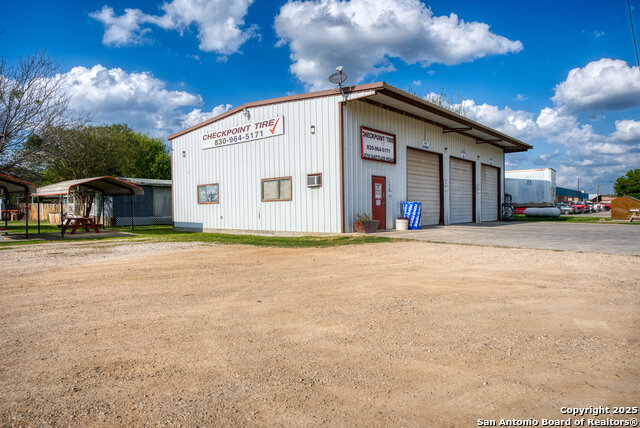 Listing photo id 15 for 1253 Fm 2673