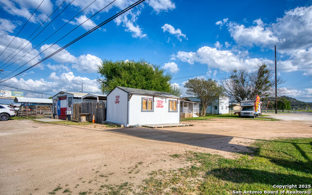 Listing photo id 16 for 1253 Fm 2673