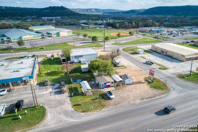 Listing photo id 0 for 1253 Fm 2673