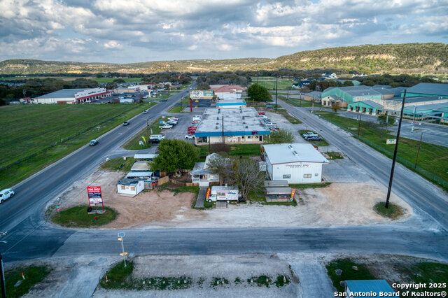 Listing photo id 1 for 1253 Fm 2673