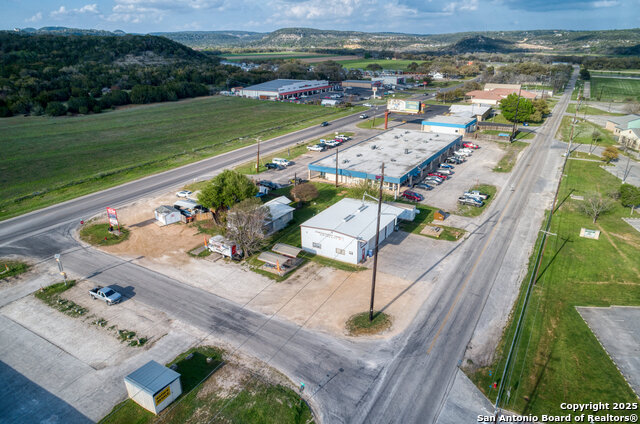 Listing photo id 3 for 1253 Fm 2673