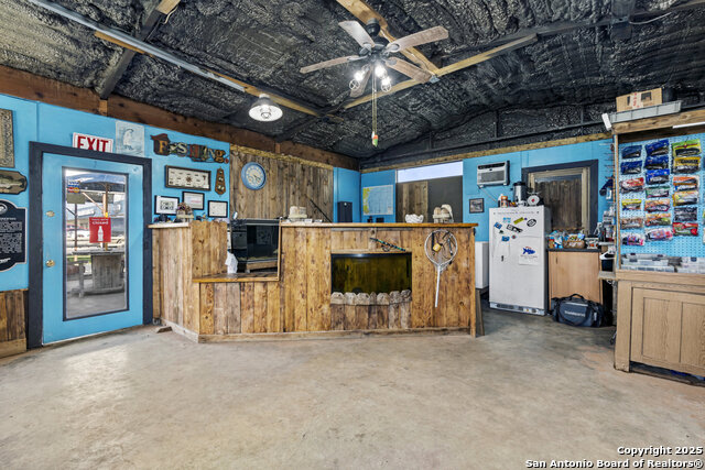 Listing photo id 4 for 1253 Fm 2673