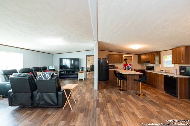 Listing photo id 2 for 934 7th