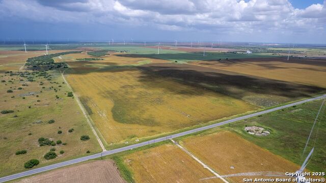 Listing photo id 2 for 29546 Fm 681 N