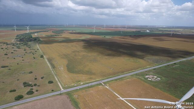 Listing photo id 3 for 29546 Fm 681 N