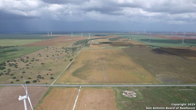 Listing photo id 4 for 29546 Fm 681 N