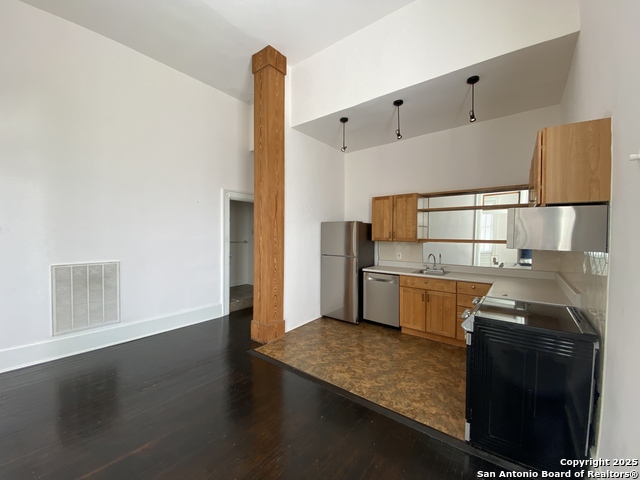 Image 10 of 12 For 235 Commerce E 500