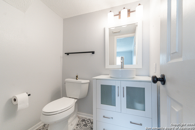 Image 10 of 29 For 5021 Kenton Royalle