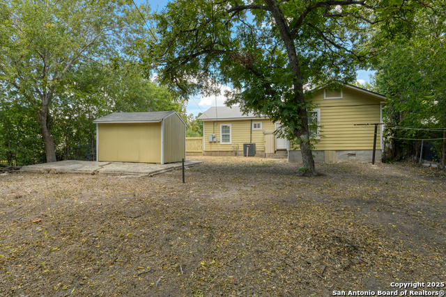 Listing photo id 8 for 218 Waugh St.