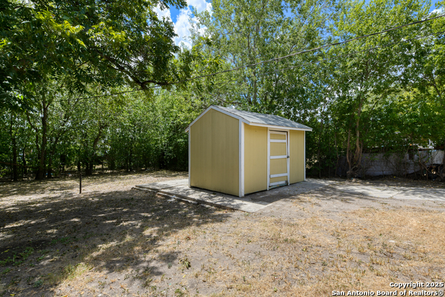 Listing photo id 9 for 218 Waugh St.