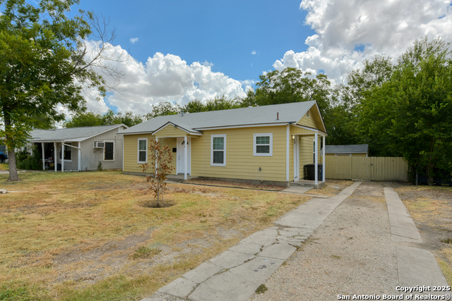 Listing photo id 10 for 218 Waugh St.