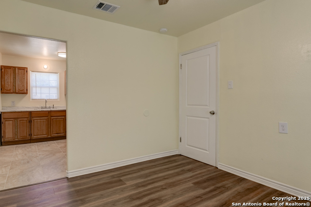 Listing photo id 1 for 218 Waugh St.