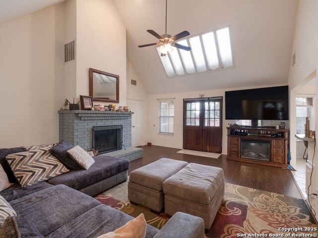 Listing photo id 2 for 233 Garden Bend