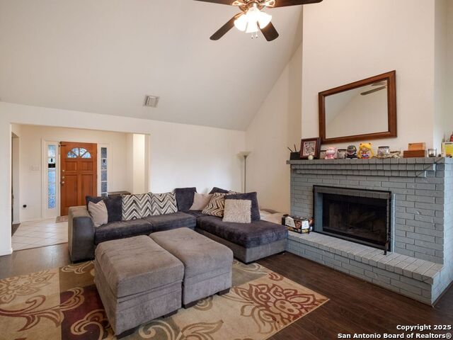 Listing photo id 3 for 233 Garden Bend