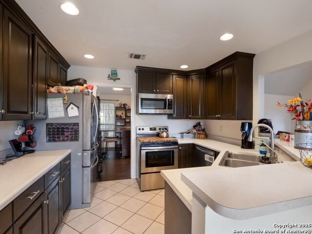 Listing photo id 5 for 233 Garden Bend