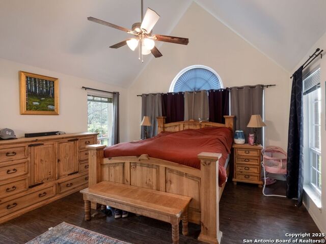 Listing photo id 7 for 233 Garden Bend