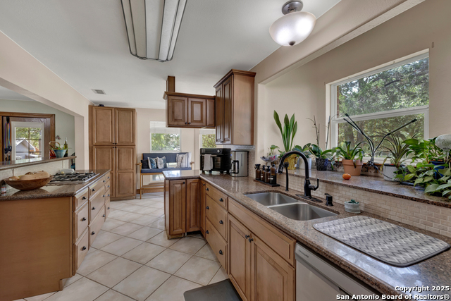 Listing photo id 11 for 14147 Fm 306