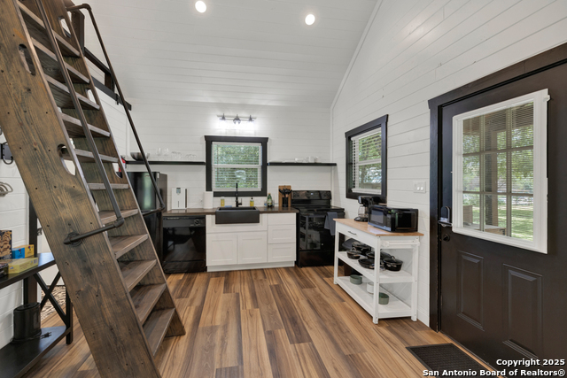 Listing photo id 15 for 14147 Fm 306
