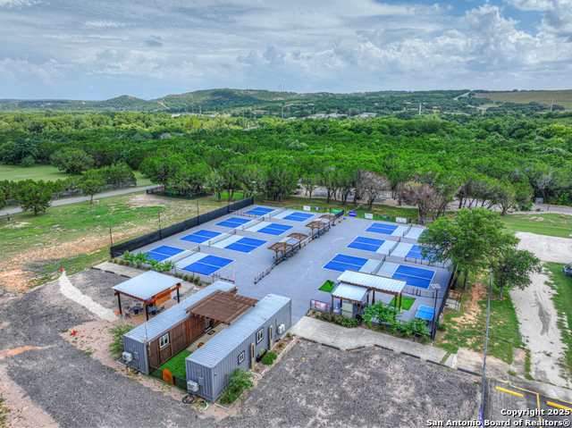 Listing photo id 35 for 14147 Fm 306