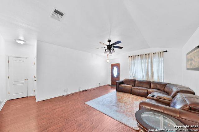 Listing photo id 7 for 1427 Diamond Bluff