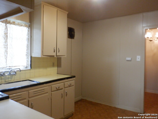 Listing photo id 3 for 234 Charcliff Dr
