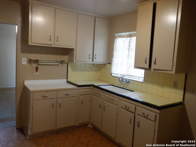 Listing photo id 4 for 234 Charcliff Dr