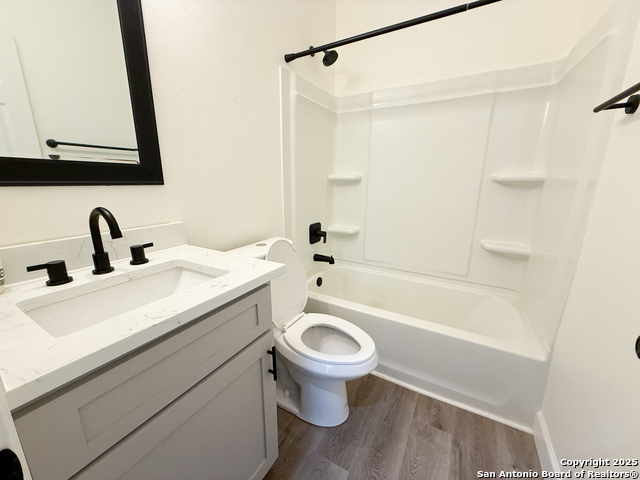 Listing photo id 11 for 1121 Avenue K
