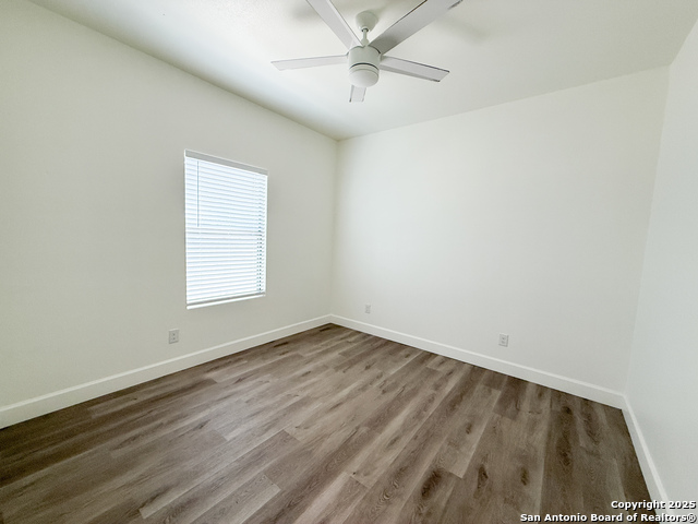 Listing photo id 12 for 1121 Avenue K