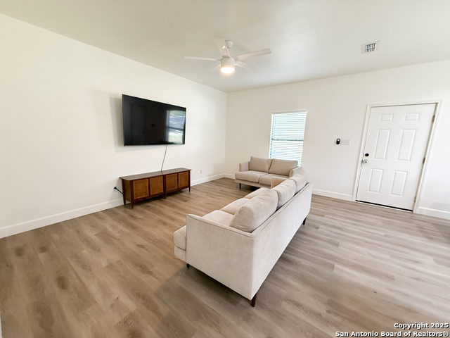 Listing photo id 13 for 1121 Avenue K