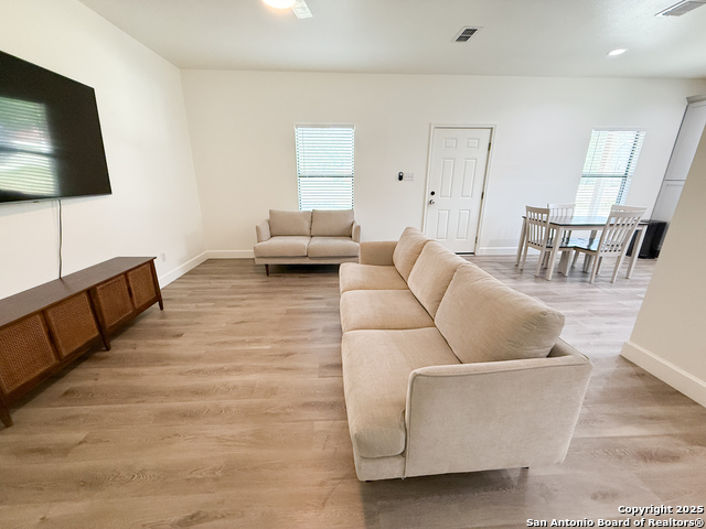 Listing photo id 14 for 1121 Avenue K