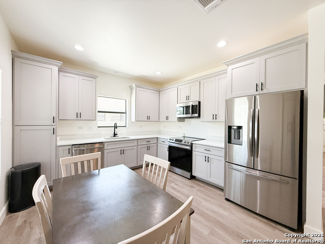 Listing photo id 3 for 1121 Avenue K