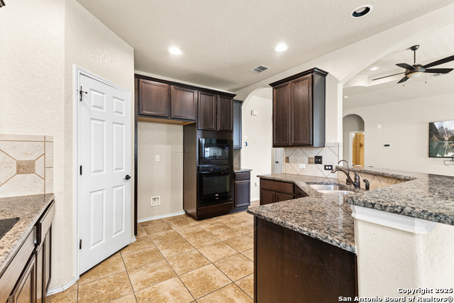Listing photo id 15 for 8226 Grissom Pass