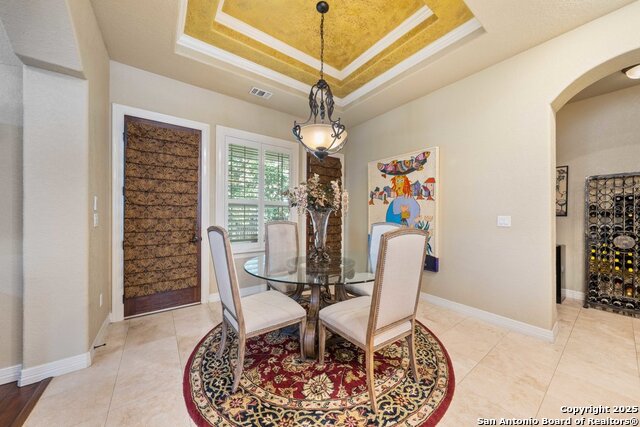 Listing photo id 12 for 213 Chattington