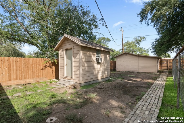 Listing photo id 28 for 818 Cherry  