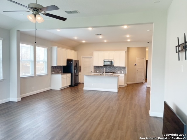 Listing photo id 2 for 22266 Akin Doe