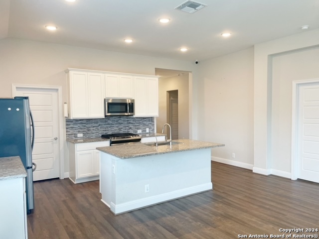 Listing photo id 5 for 22266 Akin Doe