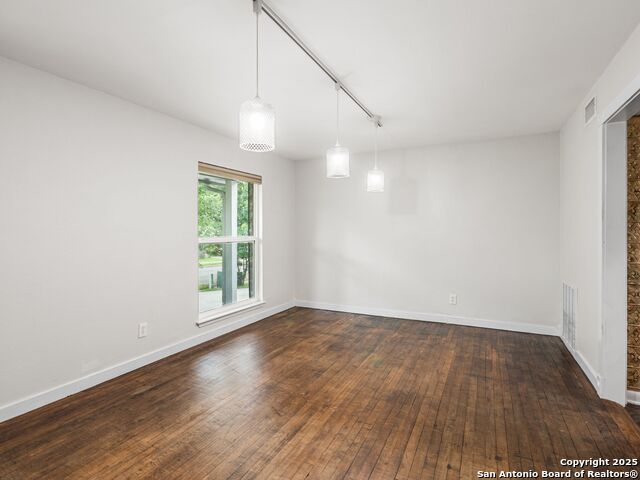 Listing photo id 10 for 6307 Pickering Drive