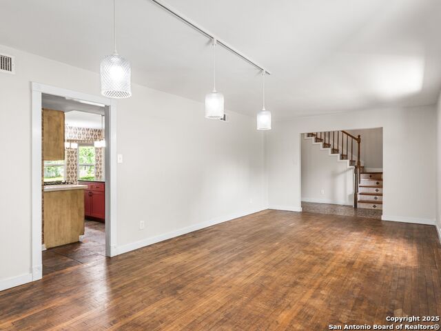 Listing photo id 11 for 6307 Pickering Drive