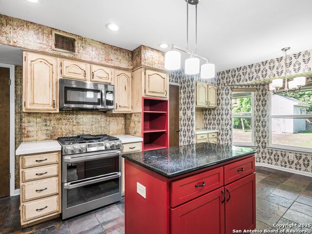 Listing photo id 19 for 6307 Pickering Drive