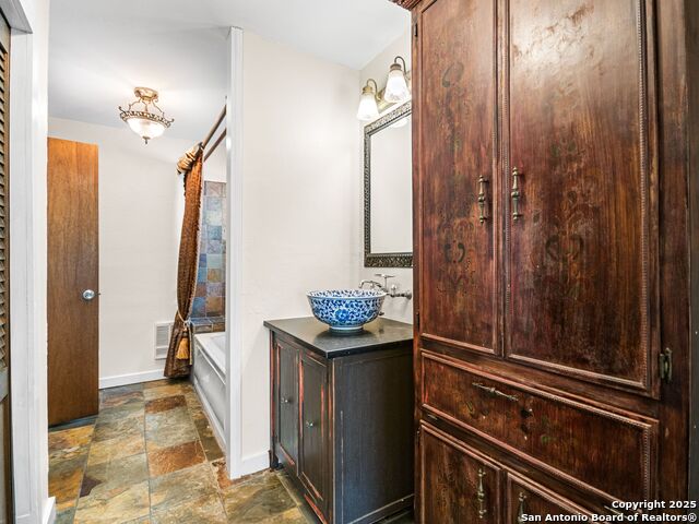 Listing photo id 23 for 6307 Pickering Drive
