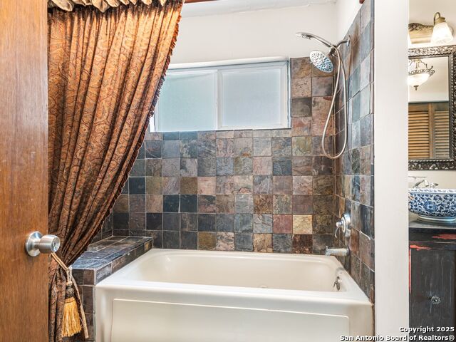 Listing photo id 24 for 6307 Pickering Drive