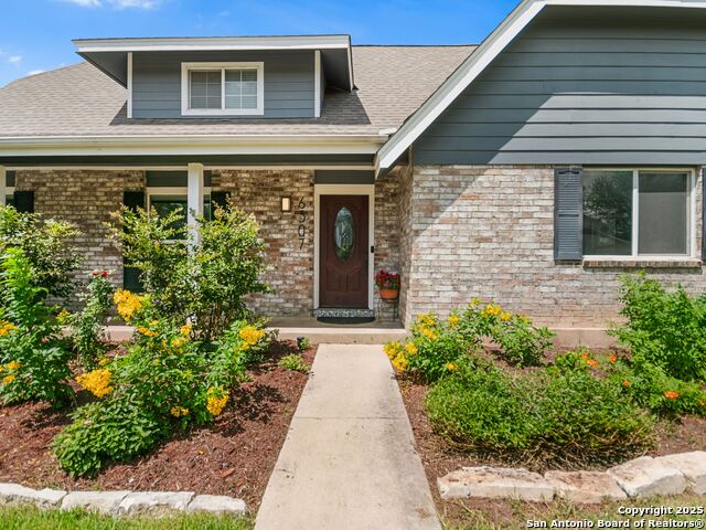 Listing photo id 3 for 6307 Pickering Drive