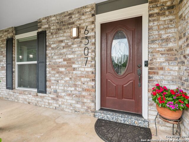 Listing photo id 5 for 6307 Pickering Drive