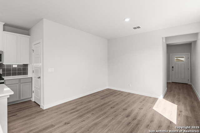 Listing photo id 2 for 761 Whitman Street