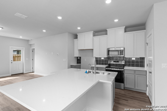 Listing photo id 3 for 761 Whitman Street