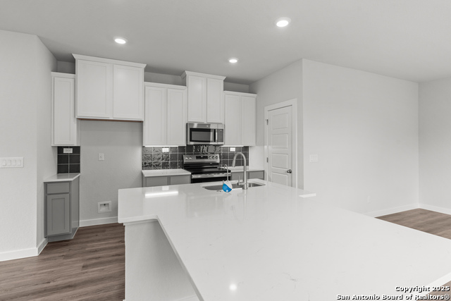 Listing photo id 4 for 761 Whitman Street