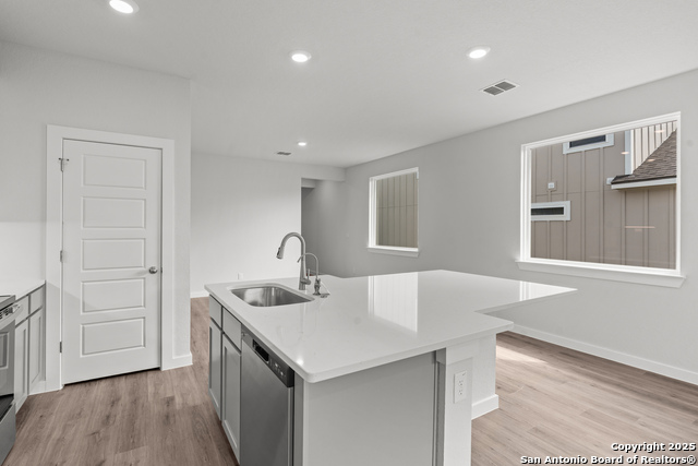 Listing photo id 6 for 761 Whitman Street