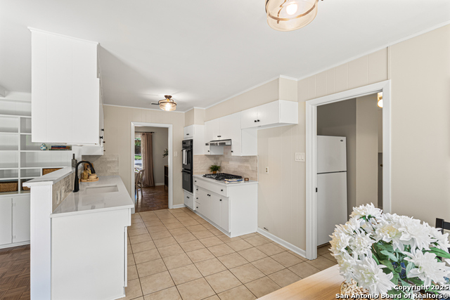 Listing photo id 8 for 8731 Oak Ledge