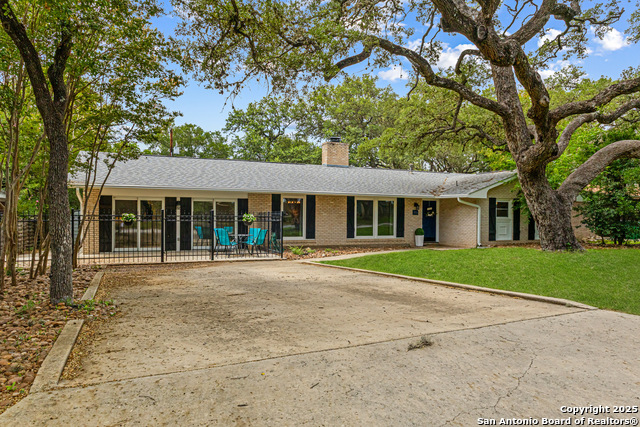 Listing photo id 0 for 8731 Oak Ledge