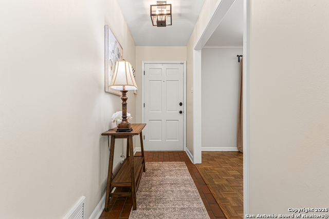 Listing photo id 1 for 8731 Oak Ledge